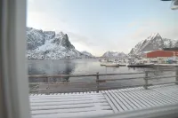 Reine Rorbuer - by Classic Norway Hotels - Mountain view