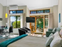 Cascades Lakefront Motel Hotels near Waipahihi Botanical Reserve