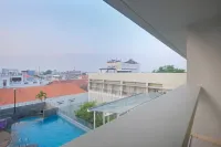 Quest Hotel Simpang Lima - Semarang by Aston - Pools