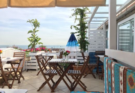 이스탄불 할리데이 호텔 주변 거리 풍경