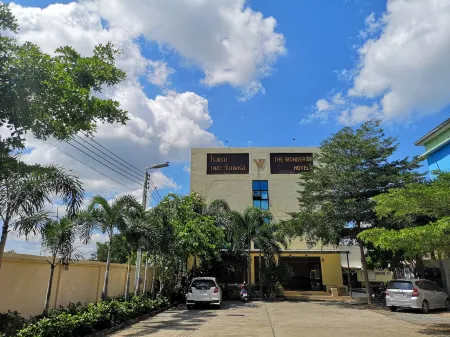 The Wonders Hotel Отели в г. Mueang Chaiyaphum