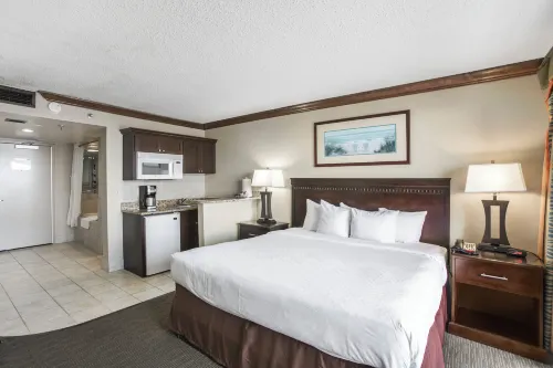 Beach Quarters Resort Hotel di Virginia Beach