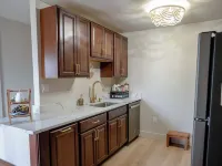 Charming 1-bedroom apartment. Pet friendly, King Bed, Washer & Dryer Hotels in Monroe
