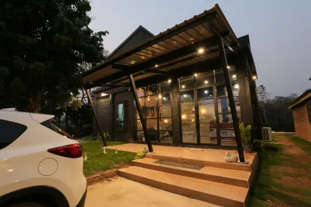 Manonnee Отели рядом с достопримечательностью «Белый храм Ват Ронг Кхун»