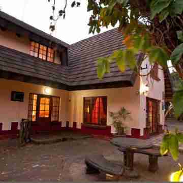 Woodpecker Inn Hotel Exterior