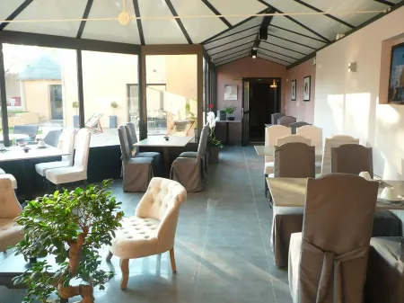 Hotel le Saint Aubin Отели в г. Сабле-Сюр-Сарт