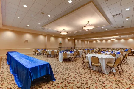 Chateau Resort & Conference Center Отели рядом с достопримечательностью «Camelbeach Mountain Waterpark»