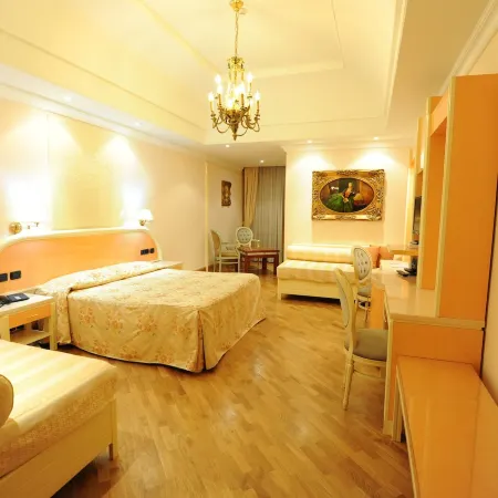 LH Hotel Domus Caesari Отели рядом с достопримечательностью «Проход Капанелле»
