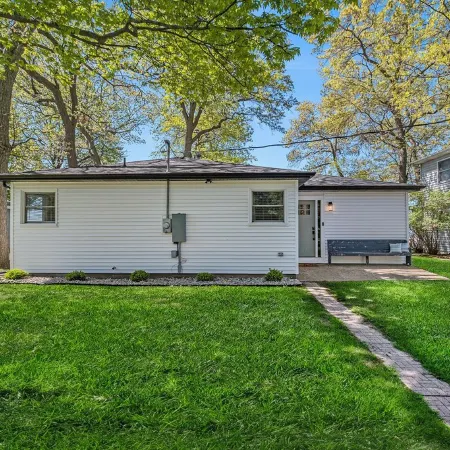 Lakefront 3-bedroom cottage on Sand Point with AC, WiFi, King bed, Firepit