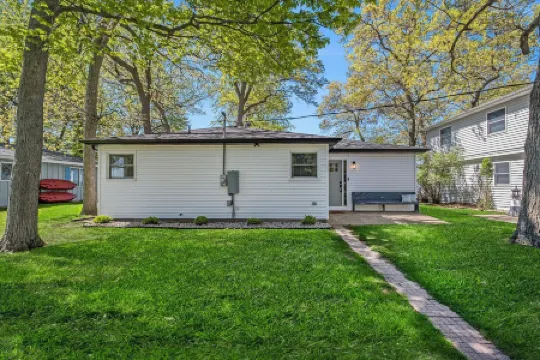 Lakefront 3-bedroom cottage on Sand Point with AC, WiFi, King bed, Firepit