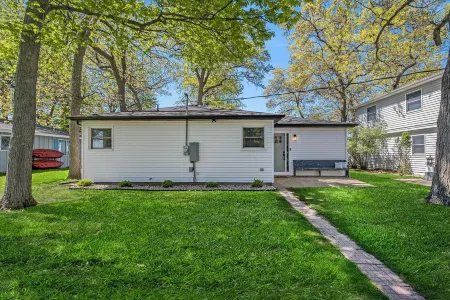 Lakefront 3-bedroom cottage on Sand Point with AC, WiFi, King bed, Firepit