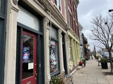 Walk to Restaurants and Bars! Newly-Renovated Downtown 3 Bedroom Home.