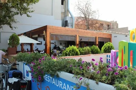 Hostal Emporda Отели рядом с достопримечательностью «Windoor Real Fly»