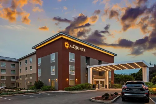 La Quinta Inn & Suites by Wyndham San Francisco Airport N Hotels in South San Francisco