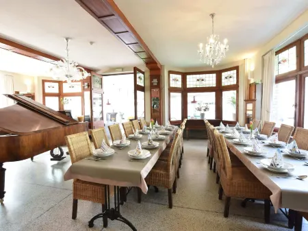 Former Hotel in the Centre and Near the Beach in Panne Отели рядом с достопримечательностью «Plopsaland De Panne»