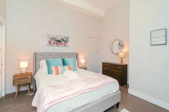 เดอะ สปีคอีซี่ ดาวน์ทาวน์ นิวพอร์ตนิวส์