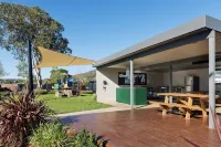 Crestview Tourist Park Hotels in Queanbeyan West