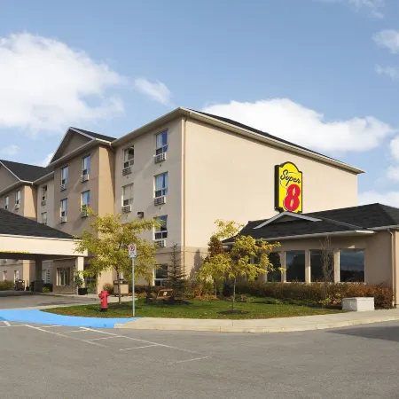 Super 8 by Wyndham Barrie South
