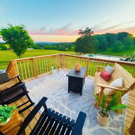 Luxury Home w/private Pool, Mt Views, 85” Roku Movie Room, Arcade, & King Bed!