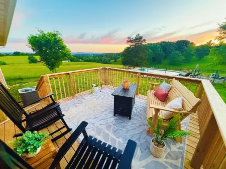 Luxury Home w/private Pool, Mt Views, 85” Roku Movie Room, Arcade, & King Bed!