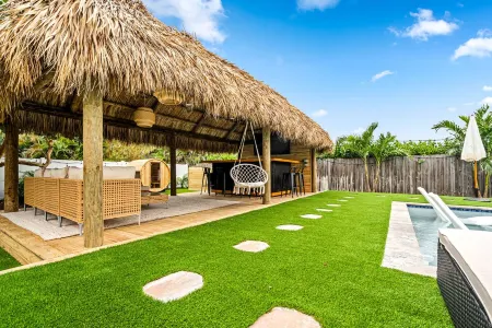 Heated Pool ~ Sauna ~ Hot Tub ~ Tiki Hut ~ Golf ~ 5 min from Beach and Downtown Отели рядом с достопримечательностью «The Art Arena Gallery»