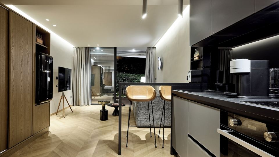 Cama Luxury Suites Kavouri