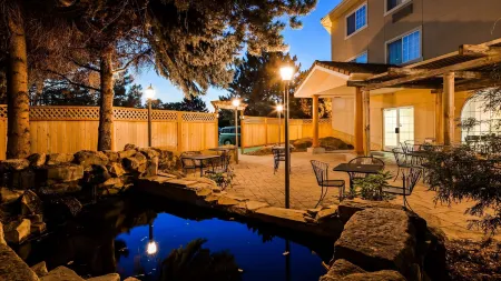 Best Western Plus Caldwell Inn  Suites Отели рядом с достопримечательностью «Парк Ротари Понд»