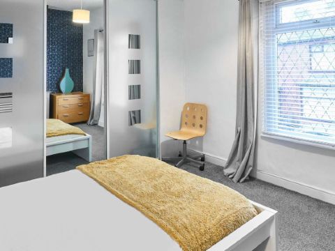 โฮสท์ สเตย์ เธอร์สเทน สตรีท