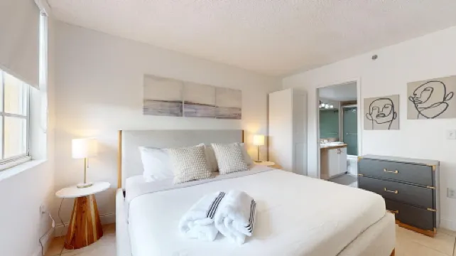Lux Condo at Yacht Club 10 Min from Beach