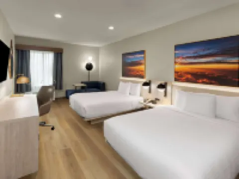 La Quinta Inn & Suites by Wyndham DeSoto Hotels in DeSoto