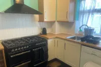 Elegant 3Br w/ Free Parking, Garden, Pet Friendly Hotels in Bobbing