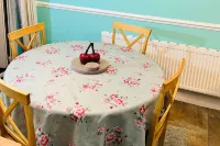 Elegant 3Br w/ Free Parking, Garden, Pet Friendly Hotels in 