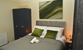 Warrington Suites by Relax Stays