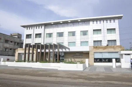 Ambar Sarovar Portico Отели в г. Гандхидхам