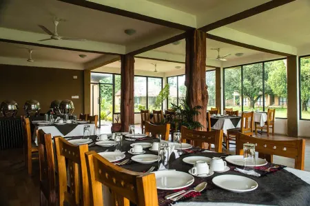 Into the Wild Eco Resort Отели рядом с достопримечательностью «Chitwan Jungle Safari»