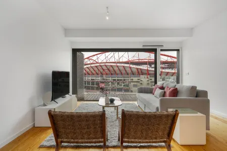 WHome Urban Retreat w/Parking, Elevator & AC by Benfica Stadium Отели рядом со станцией Сребреница