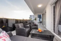 Villa Magnifica Apartments with Pool - Airport Shuttle