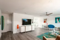 Stunning Seaside Pool Retreat, Stylish Mid-Century Gem Hotels in der Nähe von Blue Turtle News At Gleason Park