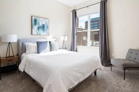 Balcony Views and Thoughtful Design - Cozy Sanctuary Отели рядом с достопримечательностью «The Scott and Zelda Fitzgerald Museum»