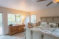 The L77 Ranch Hide-Out: A Forested Stay in Lyle, WA Hôtels à proximité de : Maryhill Museum of Art