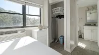 Come stay at our Horizon Hideaway. A modern downtown studio. - Balcony