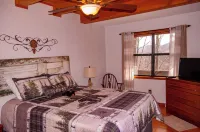 Little Bear Lodge- Pet Friendly-Centrally Located-under New Management Hotels in Towns County