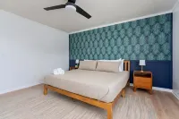 Coral House - Incredible Sunsets + Walk to Beach!