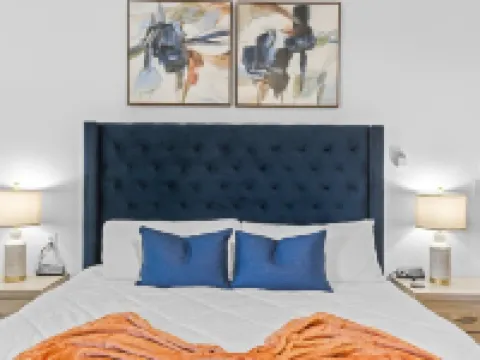 Modern Lakeside Retreat with arcade Games, & Jacuzzi – 5 Mins to Lake! Hoteles en Marble Falls