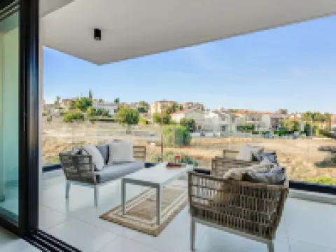 Sanders Elgio - Precious 3-Bdr Apt with Balcony