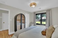 Boho-chic themed bungalow in charming Shandon Columbia, SC. Hotels near Goodwill