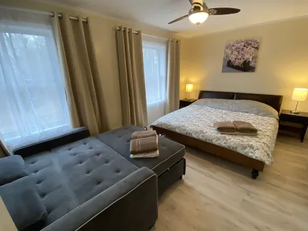 Private heated pool. Secluded 4,500sq.ft Hot tub. game room.