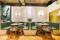 FabHotel Aayash - Nr City Center Metro Station Hotel di Salt Lake City