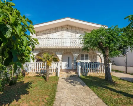 Apartments Loncar Hotels in Vir