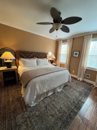 Cozy 3-bedroom Lake house with fiber Wifi, Boathouse & Dock on Lake Sinclair